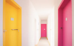 De quelle couleur peindre les portes d'un couloir